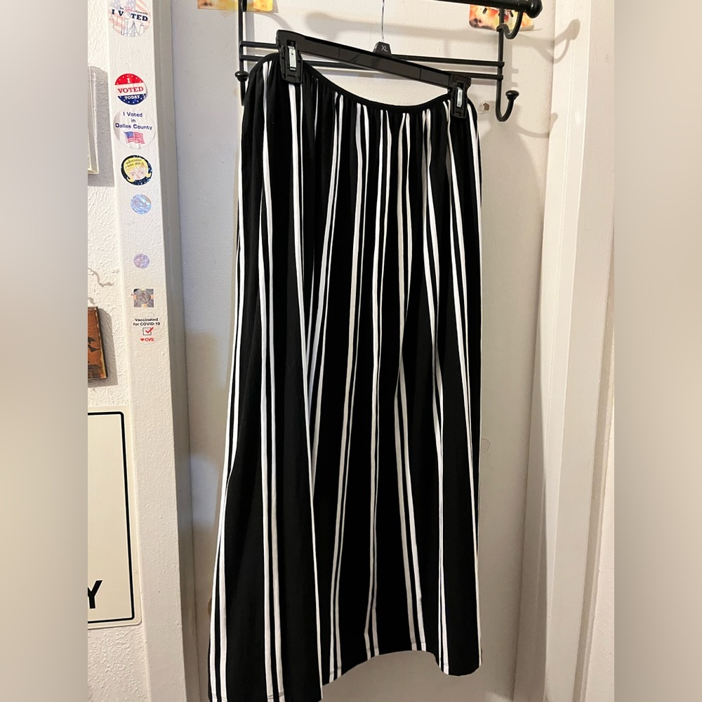 Who What Wear- size 16-bk/wh vertical striped full skirt w/zip. EUC.